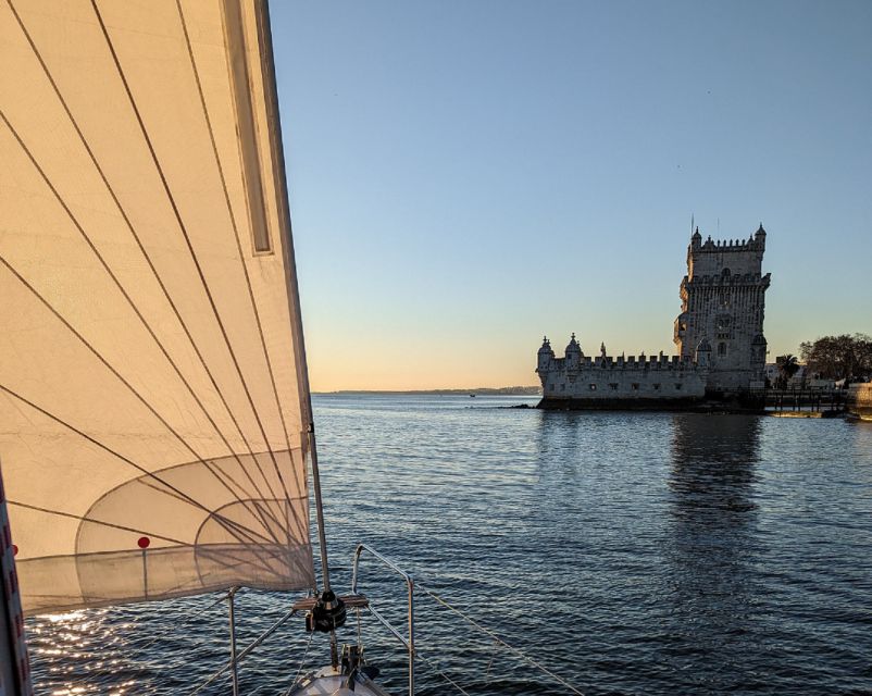 Lisbon: Scenic Day & Sunset Boat Tour with a Drink - Praça do Comércio to Alfama: the easiest way to get your bearings