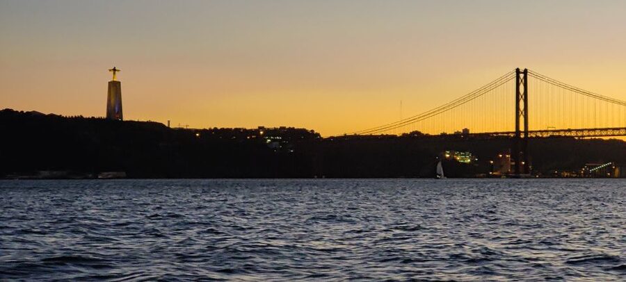 Lisbon: Scenic Day & Sunset Boat Tour with a Drink - Belém Tower and the Discoveries: UNESCO-class architecture from water-level
