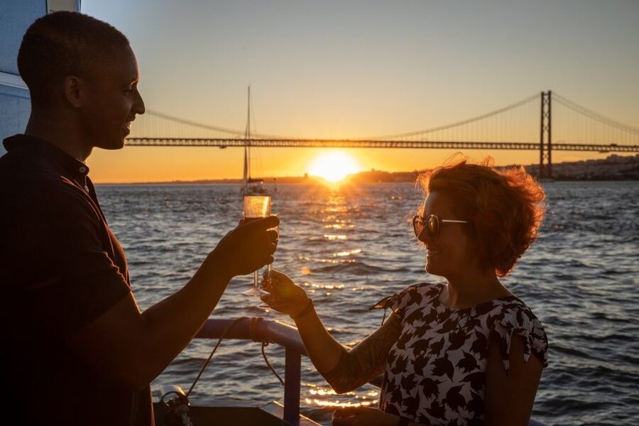 Lisbon: Sightseeing Boat Tour with Hop-On Hop-Off Option - Cristo Rei and the Best Kind of Photo Angle