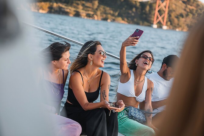 Lisbon : Sunset Catamaran Boat Tour with Music and Drinks - Comfort details: mantas, bathrooms, and where you might end up sitting