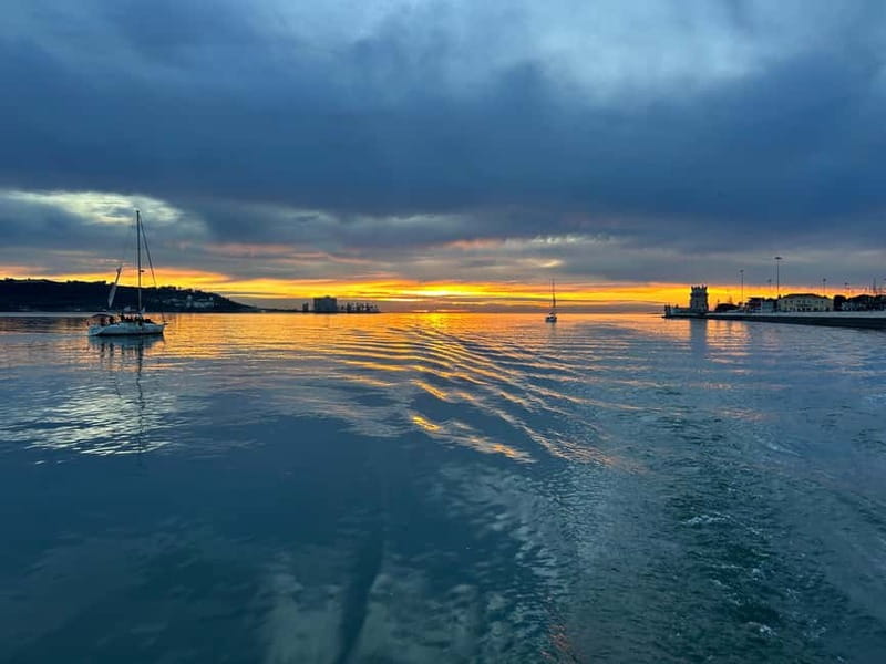 Lisbon: Sunset Sailing Boat Tour with Drinks - Why a Lisbon sunset sailing tour works so well