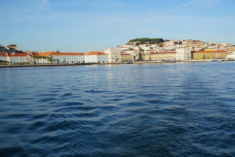 Lisbon: Sunset Sailing Boat Tour with Drinks - Who should book this sunset sailing tour