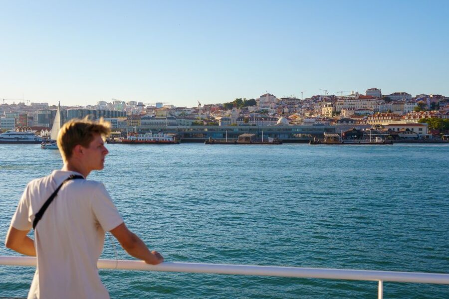 Lisbon: Tagus River Boat Tour with One Drink Included - Getting there: Estação Fluvial Sul e Sueste is your anchor point