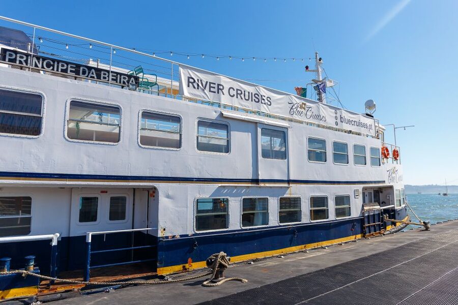 Lisbon: Tagus River Boat Tour with One Drink Included - The drink situation: Muscatel wine vs orange juice (time slot matters)