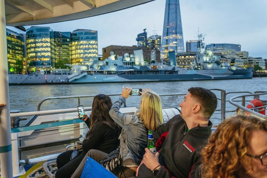 London: Ghost Walk and River Thames Boat Ride - The Thames cruise break: legs down, lights up