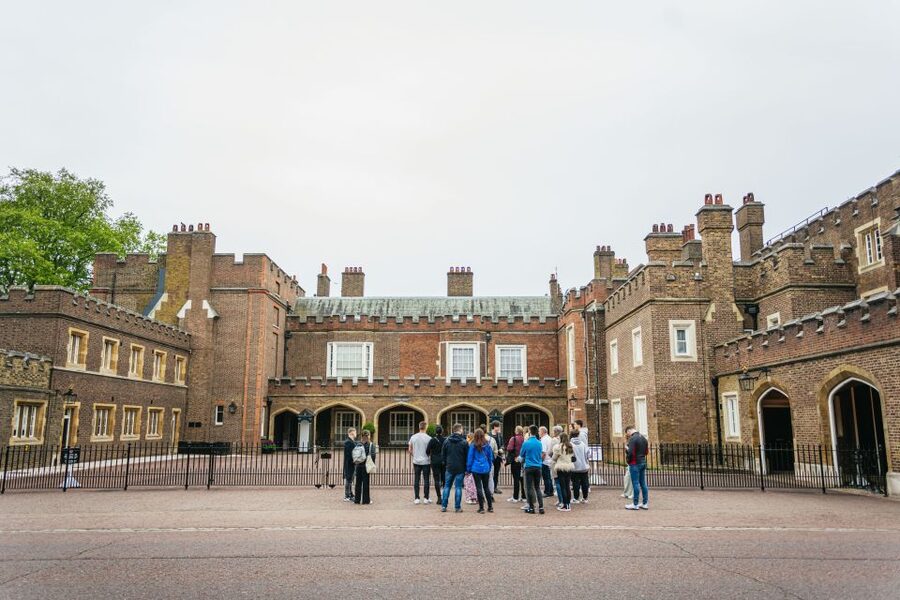 London: Ghost Walk and River Thames Boat Ride - Walking comfort and real-world night tips (stairs are the main issue)