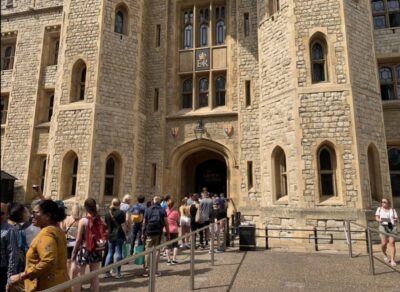 London: Tower of London Guided Tour with Boat Ride - Where to meet and how the tour stays efficient