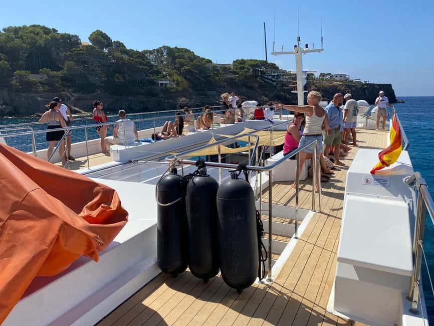 Mallorca: 3.5-Hour Boat Trip with Swimming and Snorkeling - Onboard Life: Bars, Drinks, Snacks, Restroom, and Boat Rules