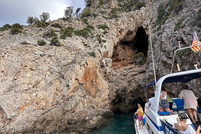 Mallorca Beach & Caves 4hr Boat Trip Drinks, Tapas, SUP & Snorkel - Crew vibe: friendly hosting makes the difference