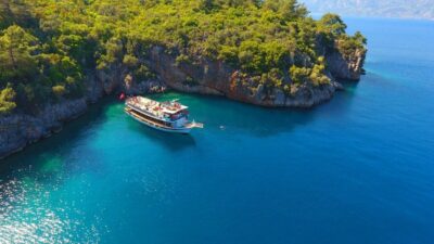 Marmaris: Boat Trip with Unlimited Drinks and BBQ Lunch - Boat comfort and the pirate-boat feel on Memories