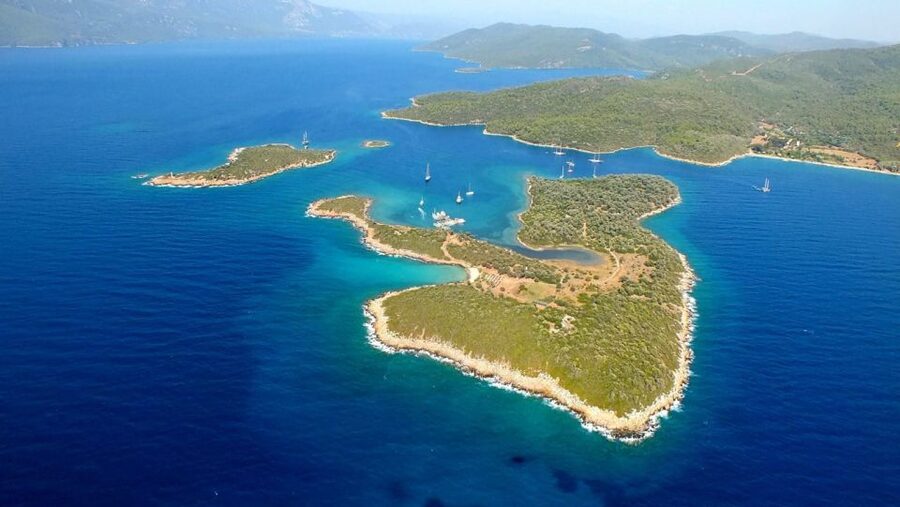 Marmaris: Cleopatra Island Boat Trip with Lunch and Transfer - Cleopatra Island: Roman ruins, cafeterias, and the €13 entrance fee