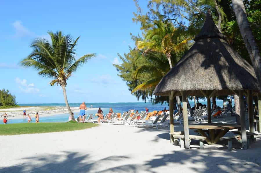 Mauritius: Ile aux Cerfs Boat Tour with BBQ Lunch and Drinks - What to bring for sun, spray, and beach comfort