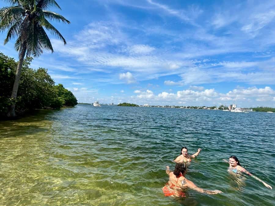 Miami: 4-Hour Island Hopping Boat Trip with Water Toys - From Fountainbleau Slip #13 to Open Water