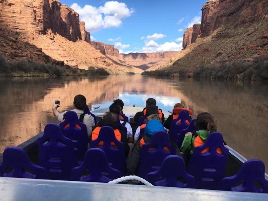 Moab: 1-Hour Colorado River Speed Boat Tour - Red rock views from a moving viewpoint