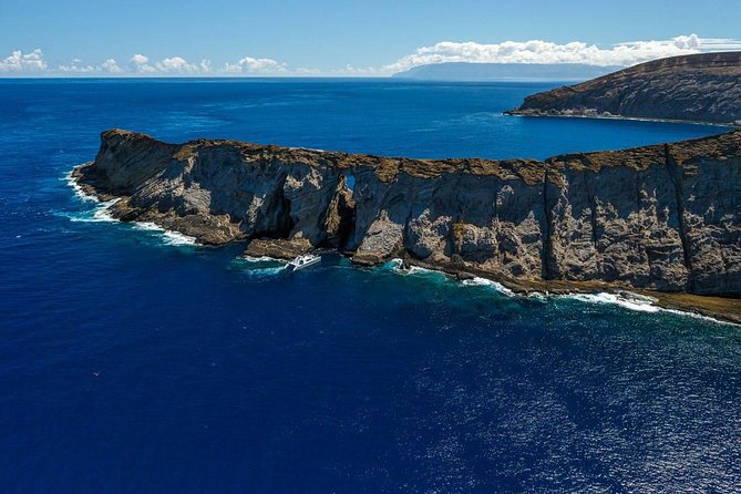 Ni'ihau and Na Pali Coast Snorkel Boat Tour - First light on Kauai’s water: the catamaran start at 6:00 am