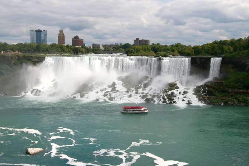 Niagara Falls: Day & Night Tour with Boat Ride and Dinner - Dinner at Table Rock Welcome Centre: fixed-course, big view