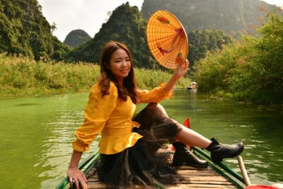 Ninh Binh Daily Tour: Hoa Lu - Am Tien Cave- Trang An boat ride - Tuyệt Tĩnh Cốc: the green-lake walk and the big 200-step climb