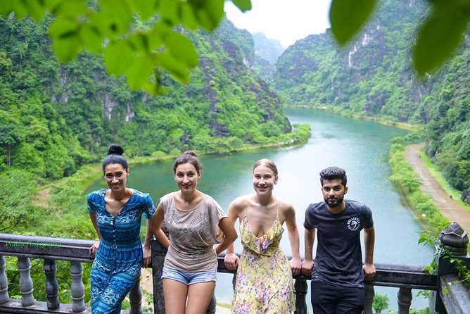 Ninh Binh Daily Tour: Hoa Lu - Am Tien Cave- Trang An boat ride - Lunch and the way the group stays coordinated