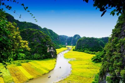 Ninh Binh Daily Tour: Hoa Lu - Tam Coc boat trip and Bike - Tam Cốc on the Ngo Dong River: the three-cave sampan route