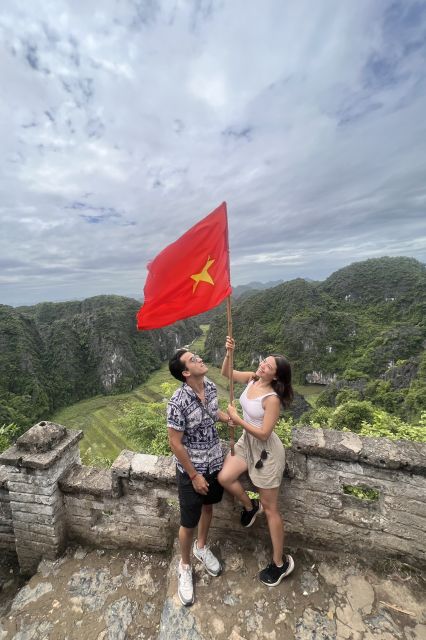 Ninh Binh Tour: Full-Day Hoa Lu and Tam Coc Boat Tour - Tam Coc on a bamboo boat: the 3-cave experience that feels like a postcard