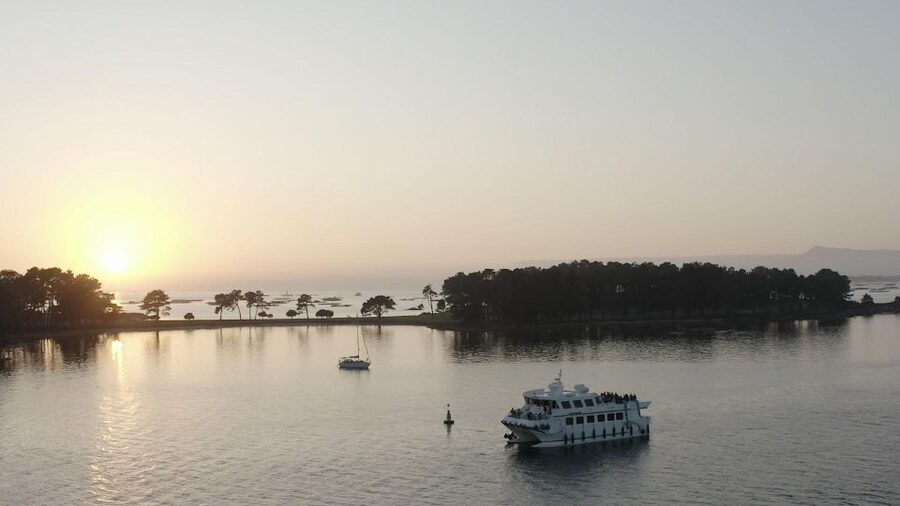 O Grove: Boat Tour at the Arousa estuary with mussel tasting - Cruising the Arousa estuary: the working-water feeling