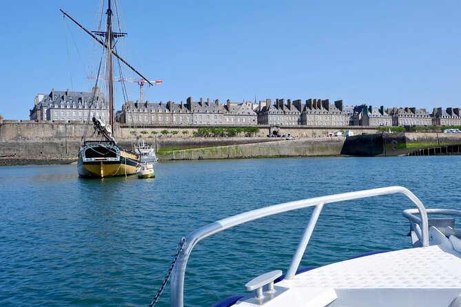One hour boat trip with a local (Commented FR & EN) - One Hour, Four Views: How the Saint-Malo Bay Circuit Works