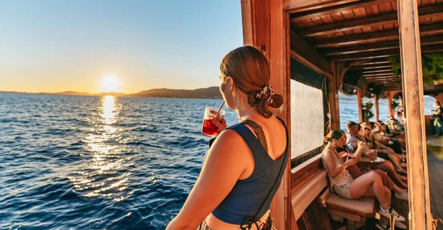 Palma de Mallorca: Sunset Boat Tour - The 3-hour flow: from golden hour to full-on party