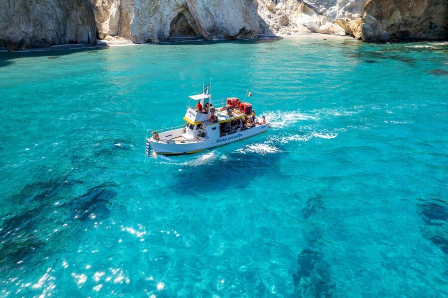Palmarola: Boat tour with lunch on board - Ponza sailing time: settling in before the first swim stop