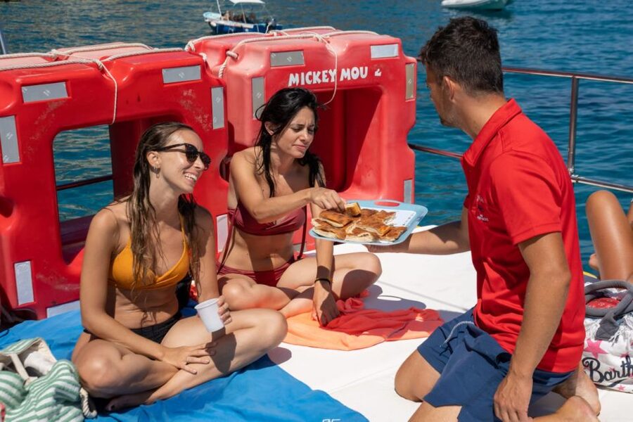 Palmarola: Boat tour with lunch on board - Drinks and music: the social side that makes it feel like a day with friends
