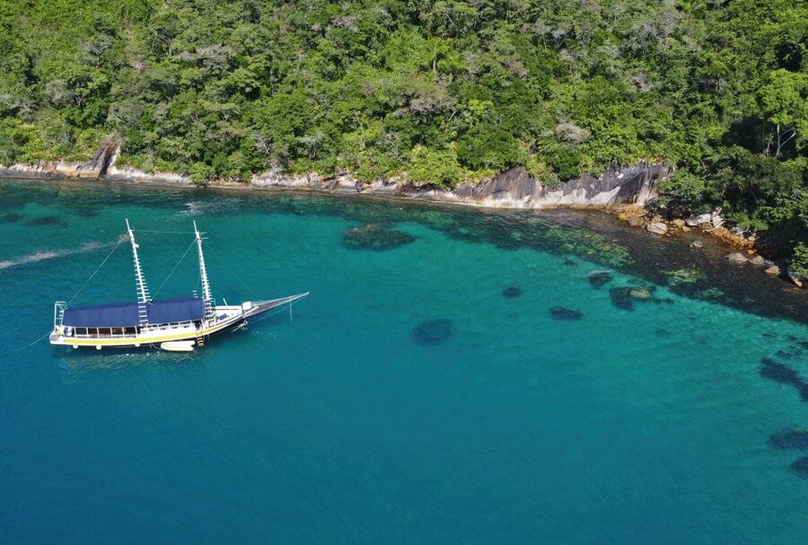 Paraty Bay: Islands & Beaches Boat Tour with Snorkeling - Food and drinks onboard: fruit and coffee included, meals for purchase