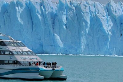 Perito Moreno boat tour from El Calafate: Glaciares Gourmet - Boarding on a catamaran: decks, wind, and a VIP upgrade