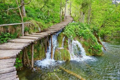 Plitvice Lakes - Day Tour with Boat Ride - TICKETS RESERVED - Meeting in Zadar: hotel pickup vs the Jadera office