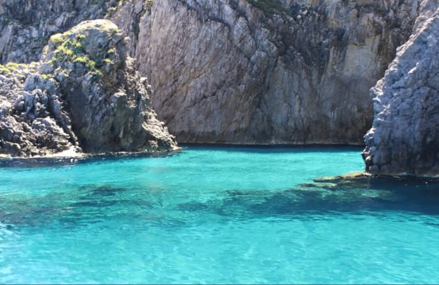 Ponza/Palmarola boat tour with lunch on board - Boat comfort: double deck, shade, and real facilities