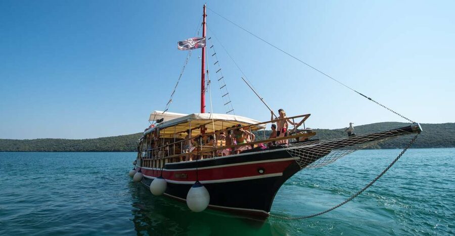 Poreč: Evening Boat Trip to Discover Dolphins - On board with the Kristofor: space, music, and drinks