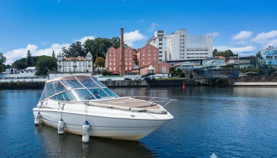 Porto: Douro River Cruise & Boat Tour with Port Wine Tasting - Starting at Restaurante Marina do Freixo and finding the boat deck