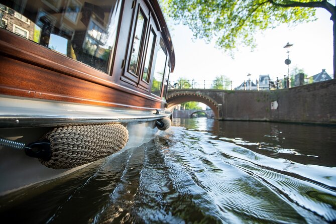 Private Boat Tour Amsterdam - 90 Min incl. welcome drink on historic saloon boat - Meeting at Oosterdokskade: getting started smoothly