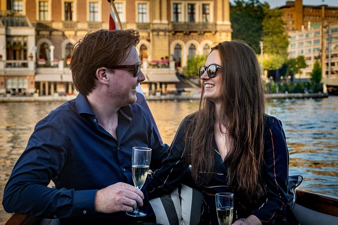 Private Boat Tour Amsterdam - 90 Min incl. welcome drink on historic saloon boat - The historic saloon boat experience (and why it matters)