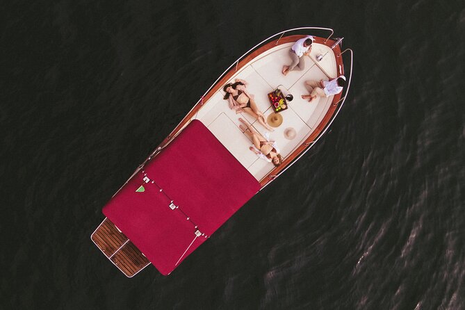 Private Boat Tour on Italian Gozzo on Lake Como - Villa Cipressi and the long botanical shoreline effect
