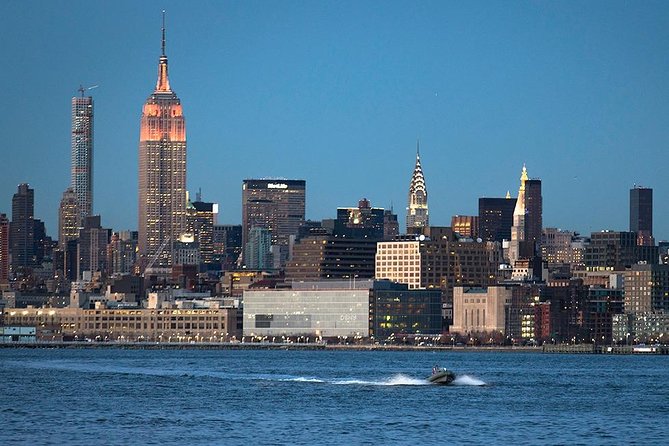 PRIVATE Manhattan Speedboat Tour - Up to 12 passengers - Photo-first pacing: how the captain makes everyone look good
