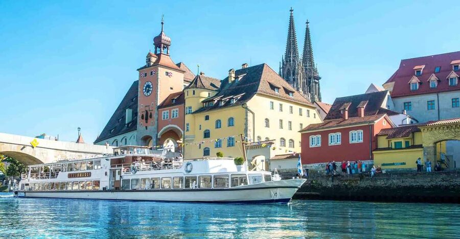 Regensburg: City Highlights Historical Boat Tour - Snacks and drinks: keep it simple, stay on the move
