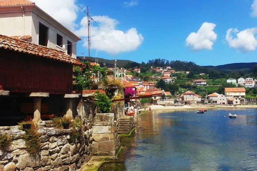 Rías Baixas: Guided Day Tour from Santiago with Boat Ride - Rías Baixas by bus and boat: what makes this day work
