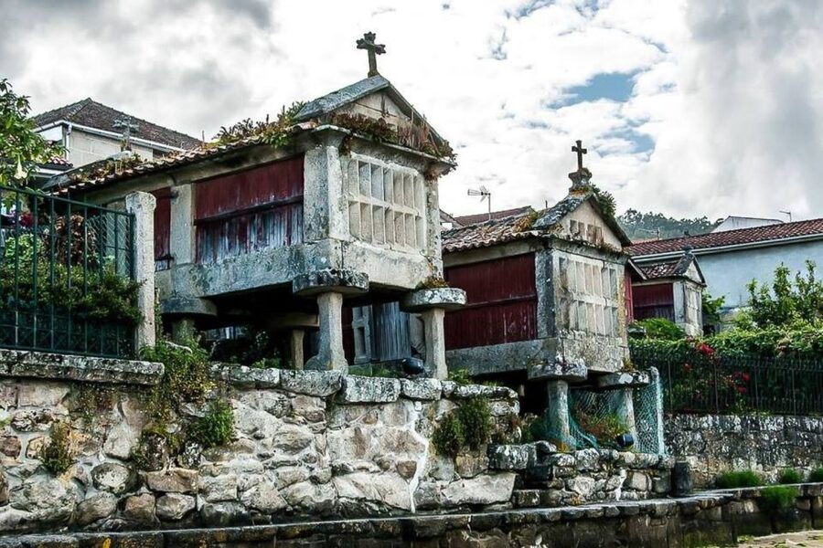 Rías Baixas: Guided Day Tour from Santiago with Boat Ride - The river boat cruise: mussel rafts, wine, and Tambo island