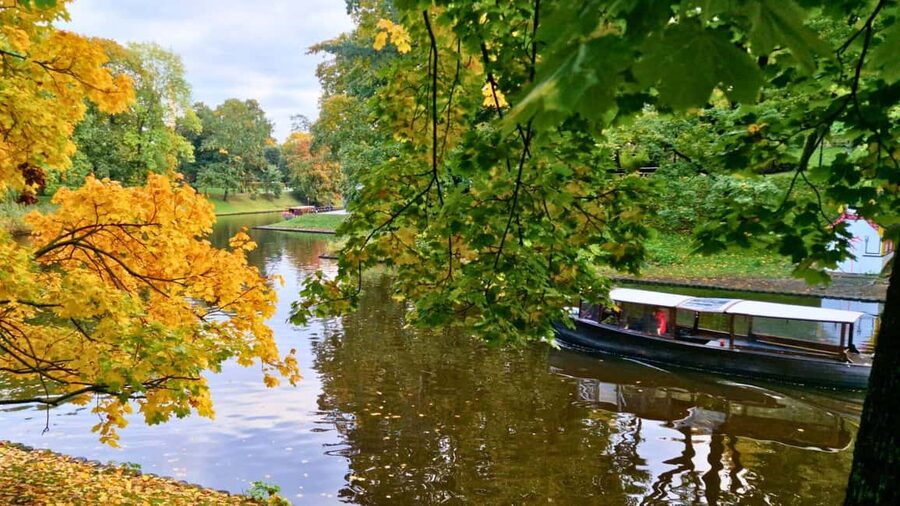Riga: Canal Boat Tour with Drink & Old Town Audio Tour - Getting there without stress: Andrejosta, tram 7, and why timing matters