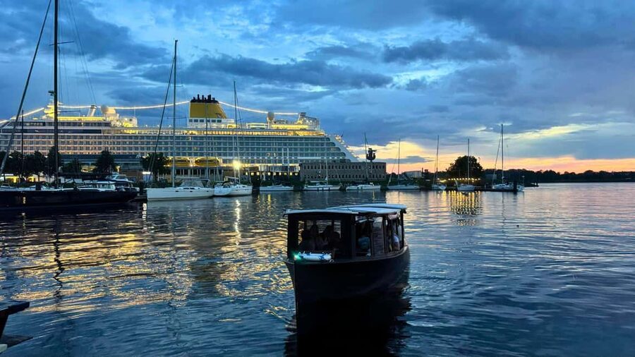 Riga: Canal Boat Tour with Drink & Old Town Audio Tour - Best times to go: day views versus sunset mood