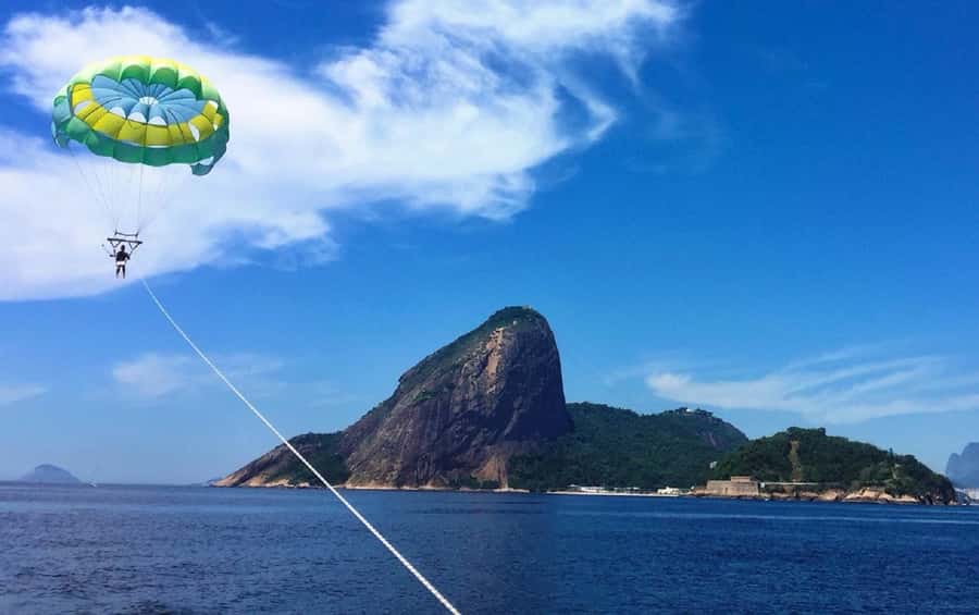 Rio de Janeiro: 2-Hour Boat Trip with Parasailing - Picking the flight route: Niterói and Urca (plus other options)