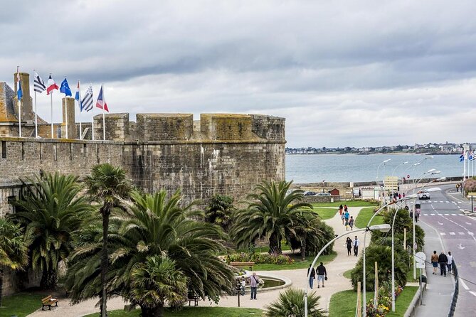 Saint-Malo: 1h30 guided boat trip (Commented FR & EN) - Key highlights before you go
