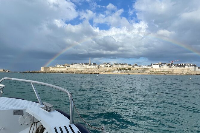 Saint-Malo: 1h30 guided boat trip (Commented FR & EN) - Small boat, serious comfort: why 12 people changes the experience