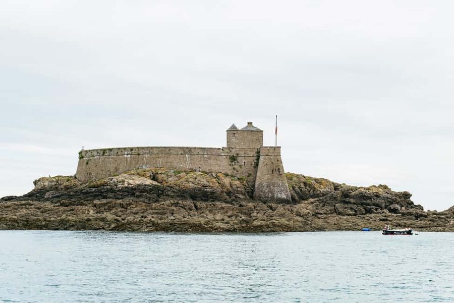 Saint-Malo: Guided Boat Tour with Local Captain - What you see on the water: Dinard, ramparts, Alet, and the harbor view