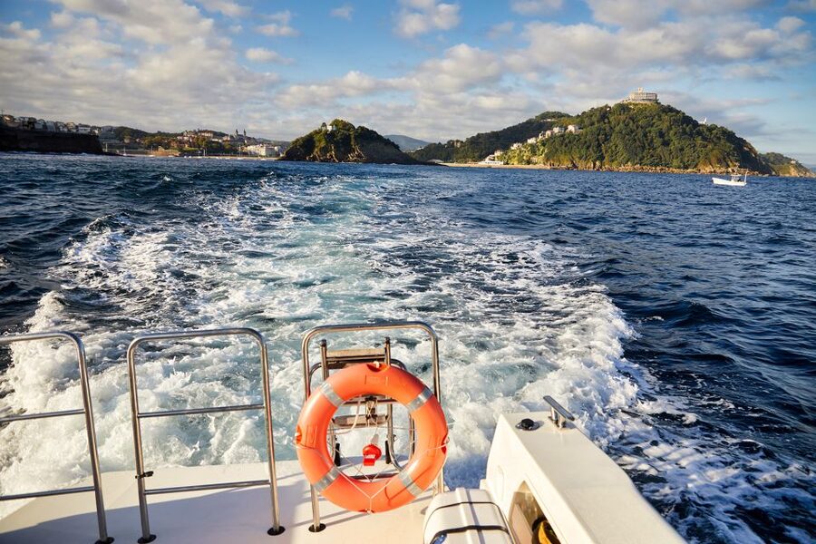 San Sebastian: 2 Bays Evening or Sunset Boat Tour with Cava - Kantauri Two Bays: what makes this stretch feel special