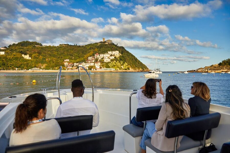 San Sebastian: 2 Bays Evening or Sunset Boat Tour with Cava - Who should book this tour (and who might pass)